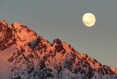 Dolunay karlı dağın üzerinde