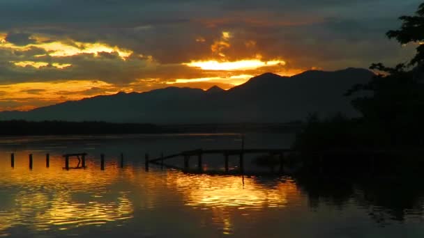 Wunderbarer Orangefarbener Sonnenuntergang Mit Blick Auf Einen Alten Pier Berg — Stockvideo