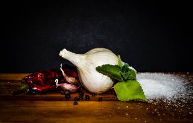 Sarımsaklı sıcak biber, nane aromalı tuz.