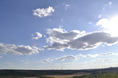 Yüksek derin gökyüzü beyaz kemikli