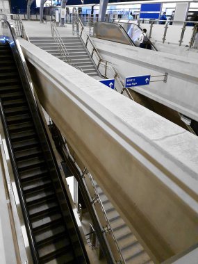 Covid-19 sırasında şehrin göbeğindeki boş BTS gökyüzü tren platformu (2)