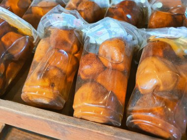 Ahşap rafta salamura limon şişeleri