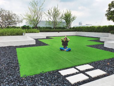 Bahçede sabah havasının saflığını soluyorum.