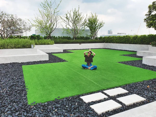 Bahçede sabah havasının saflığını soluyorum.