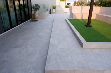 Dairenin çatıdaki dinlenme alanı geçidi.