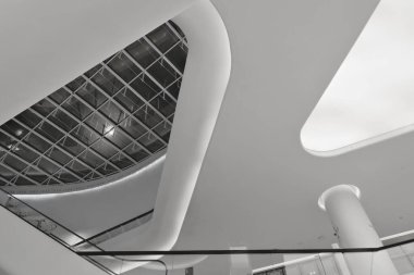 Birinci kattan devasa tavan ve yürüyen merdiven manzarası.