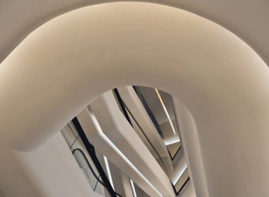 Yürüyen merdiven karmaşıklığı, düzenli ve güzel bir tasarım.