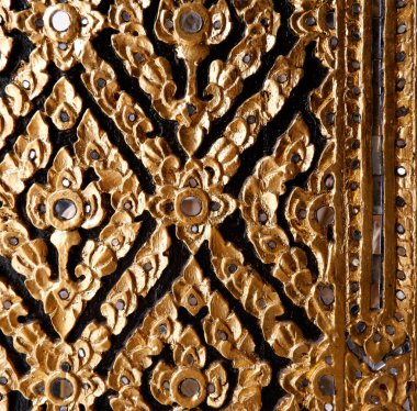 Sütunda altın ve siyah heykel  