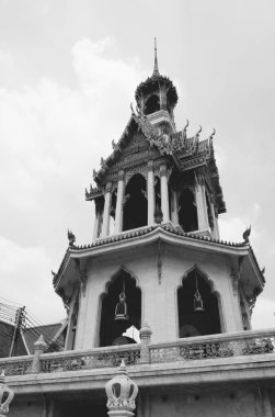 Siyah beyaz tapınağın yanındaki Lofty çan kulesi