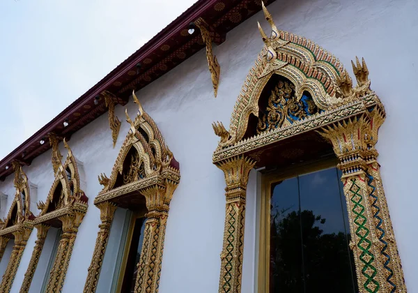 行に細心の寺の黄金の窓のペイン — ストック写真