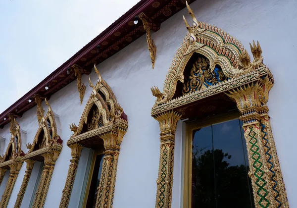 Los Cristales Dorados Ventana Del Templo Meticuloso Una Fila — Foto de Stock