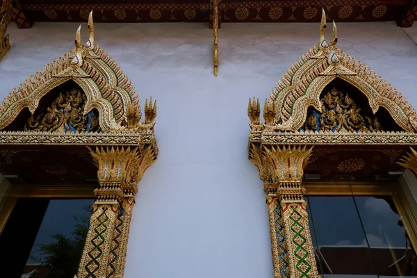 Cristales Oro Ventana Del Templo Tailandés Hermoso — Foto de Stock