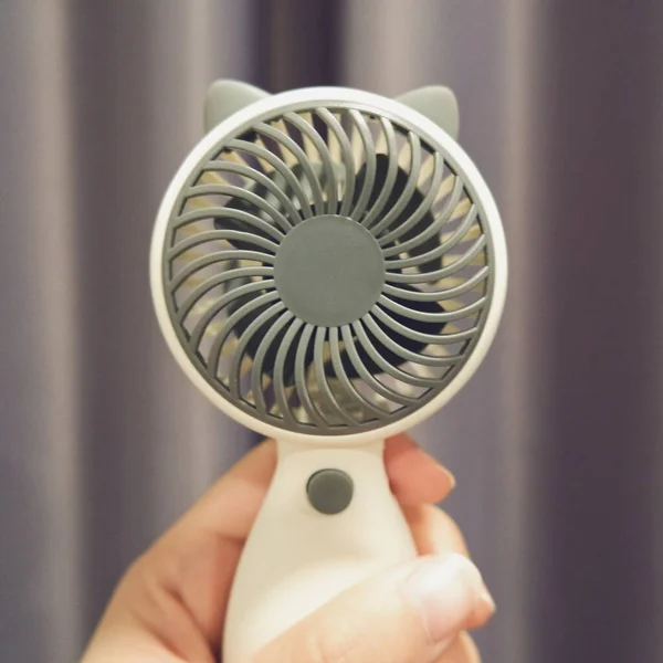 Mini Ventilatore Portatile Tenuto Mano Umana — Foto Stock