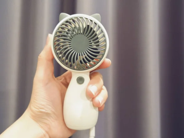 Imagem Mão Humana Segurando Ventilador Portátil Branco — Fotografia de Stock