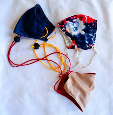 Doğal ışıkta renkli kayışlı yüz maskeleri.