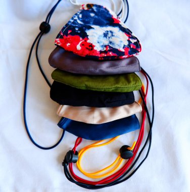 Renkli maske yığını yaklaşıyor.