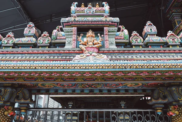 Dios Hindú Por Encima Entrada Detallada Del Templo — Foto de Stock