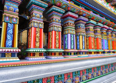 Tapınak sütunlarının çeşitli canlı renklerde yinelenen deseni