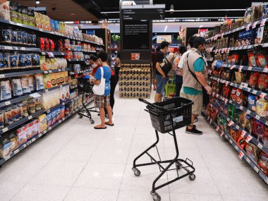 Bangkok, Tayland - 09.01.21: Bangkok 'taki süpermarketler ve alışveriş merkezleri tecrit sonrasında yeniden açılmak üzere tamamen depolandı.