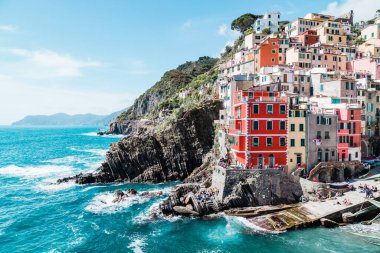 Güneşli bir günde Rio Maggiore 'un Cinque Terre' deki panoramik manzarası. Mavi gökyüzü, beyaz bulutlar