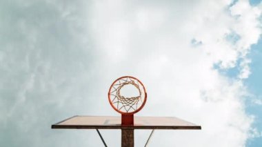 Şiddetli bir fırtınanın gelişi sırasında basketbol çemberinin altındaki görüntüyü izleyin. Zaman ayarlı, 4k, bulutlar, fırtına