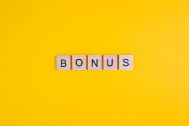 Turuncu arka planda tahta harflerle oluşturulan kelime bonusu. Üst Manzara. Boşluğu kopyala