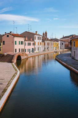 Sisti Köprüsü (Ponte dei Sisti) Comacchio, İtalya, bulutlu mavi gökyüzü