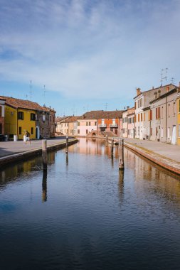 Sisti Köprüsü (Ponte dei Sisti) Comacchio, İtalya mavi gökyüzü ve bulutlarla