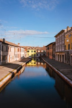 Comacchio 'nun tarihi merkezi ana kanalı, bulutlu gökyüzü.