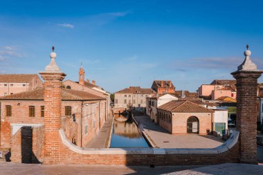 Trepponti binasından Comacchio manzarası, bulutlu mavi gökyüzü.