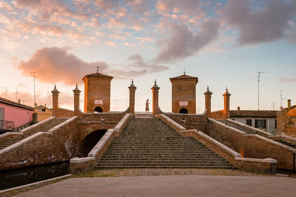 Trepponti Ponte Comacchio Amanhecer Com Turista Centro Das Colunas Céu — Fotografia de Stock