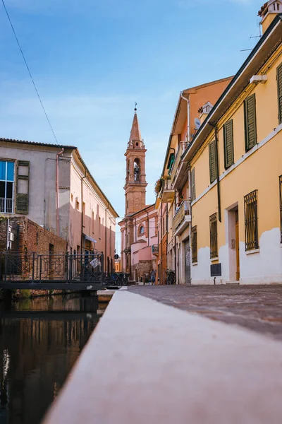 Comacchio 'nun tarihi merkezi, bulutlu gökyüzü, alçak açı görünümü