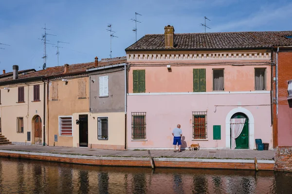 Casas Típicas Comacchio Itália Com Homem Idoso Caminhando Com Seu — Fotografia de Stock