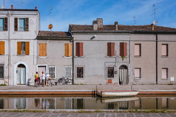 Casas Típicas Comacchio Itália Com Pessoas Barco — Fotografia de Stock