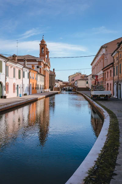 Ponte Degli Sbirri Comacchio Itália Com Principal Canal Céu Azul — Fotografia de Stock