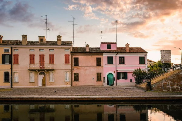 Casas Coloridas Típicas Comacchio Nascer Sol Céu Com Nuvens — Fotografia de Stock
