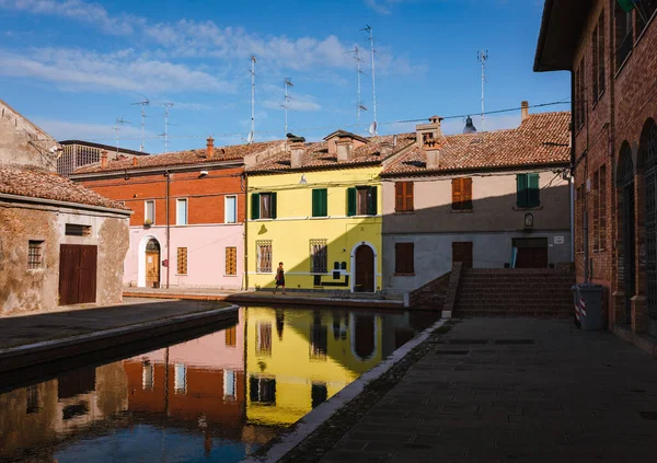 Pessoas Caminhando Centro Histórico Comacchio Casas Refletidas Água Jogo Luzes — Fotografia de Stock