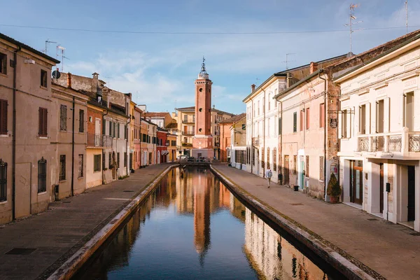 Comacchio, İtalya 'nın şehir kulesi, bulutlu mavi gökyüzü