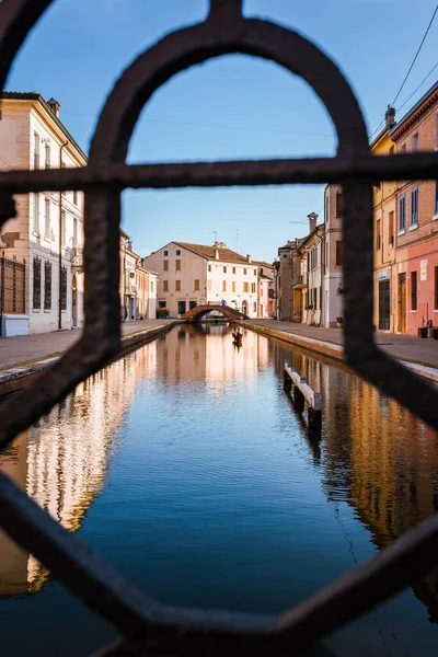 Comacchio, İtalya ana kanalı su, mavi gökyüzü, pov üzerinde yansıyan evler