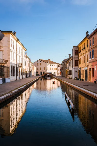 Comacchio Itália Canal Principal Com Casas Refletidas Água Céu Azul — Fotografia de Stock