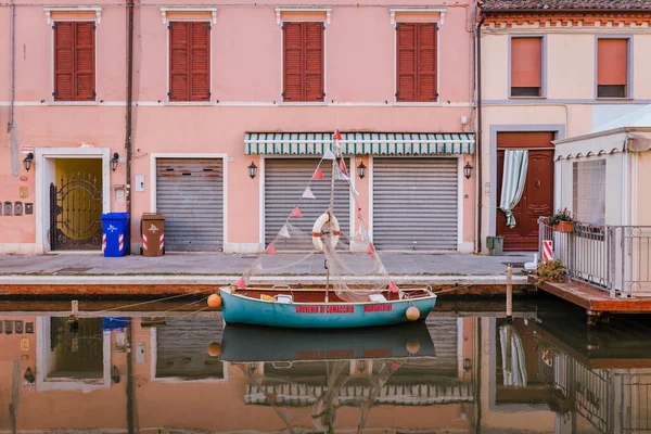 Barco Canal Comacchio Com Reflexos — Fotografia de Stock