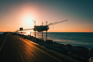 Marina di Ravenna, Emilia Romagna - İtalya - Ağustos 2020: Zaccagnini rıhtımında gün doğumu