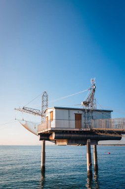 Marina di Ravenna, Emilia Romagna - İtalya Ağustos 2020: Beyaz balıkçının Emilia Romagna 'daki kulübesi, mavi gökyüzü