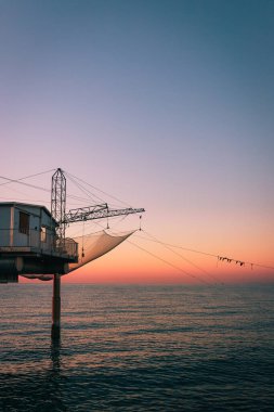 Marina di Ravenna, Emilia Romagna - İtalya Ağustos 2020: Emilia Romagna 'da gün doğumunda balıkçı kulübesi