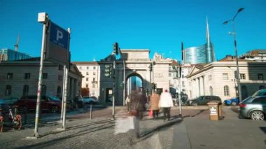 Milano, İtalya 'nın göbeğinde insanlar karşıdan karşıya geçiyor. Zaman ayarlı, 4K.