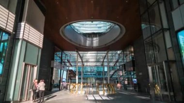 Gae Aulenti meydanında yürüyen insanlar, Milan, İtalya, zaman ayarlı, 4K