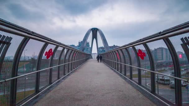 Personas Caminando Puente Moderno Milán Italia Timelapse — Vídeos de Stock