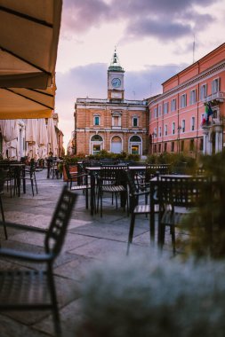 Ravenna, Emilia Romagna / İtalya - Ağustos 2020: Ravenna ana meydanı şafak vakti, gökyüzü bulutlu, dikey