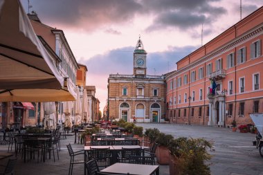 Ravenna, Emilia Romagna / İtalya - Ağustos 2020: Ravenna ana meydanı şafak vakti, gökyüzü bulutlu
