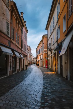 Ravenna, Emilia Romagna / İtalya - Ağustos 2020: Ravenna 'nın tarihi merkezinde şafak vakti dükkan ışıkları ve insanlarla